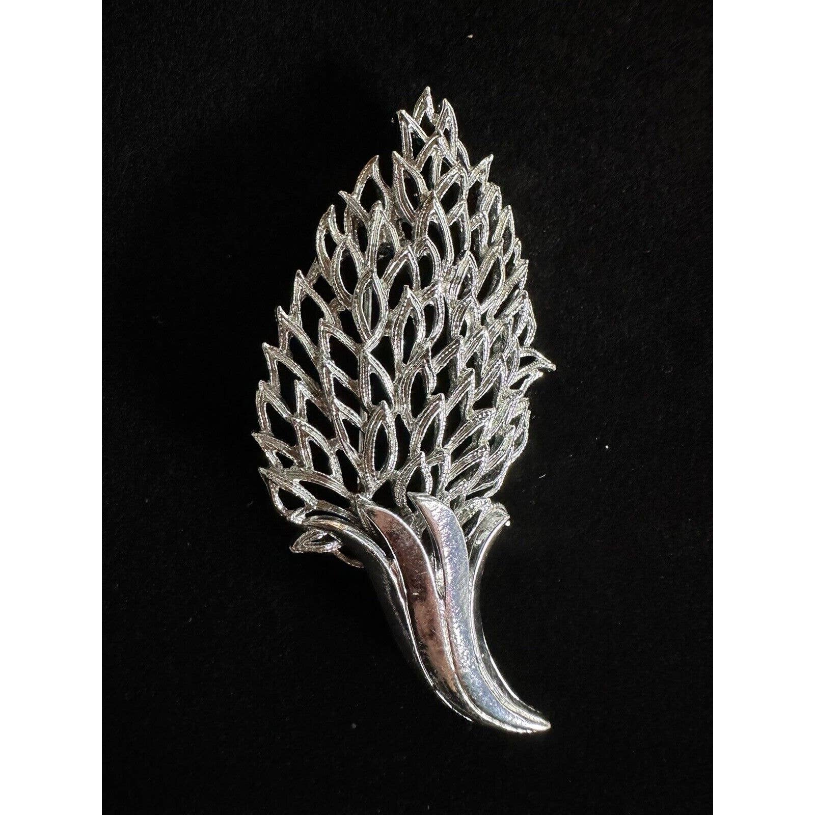 Vintage Signed Coro Silver Tone Large Textured Leaf Conebrooch Pin Silver Tone 25$